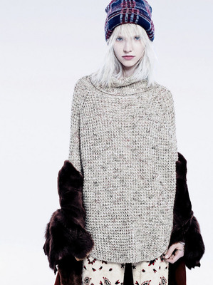 俄羅斯超模Sasha Luss白發造型演繹混紡高領針織衫，Free People風格下的酷感哲學